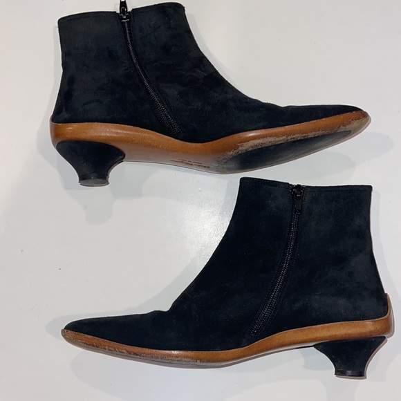 Vintage Ferragamo black suede kitten heel booties - Picture 8 of 10